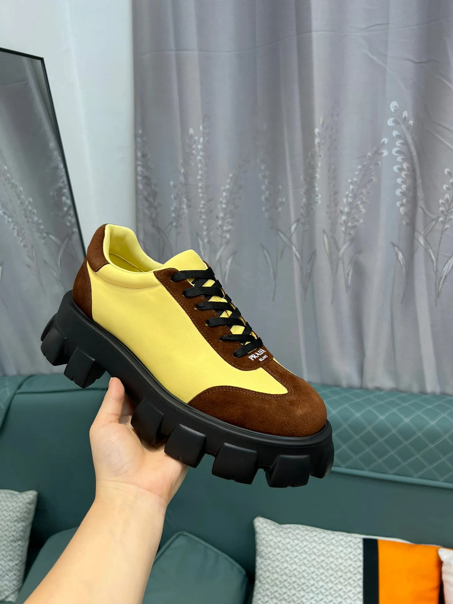 Men's shoes 💰540 Prada Latest 2025ss spring and summer catwalk series Thick-soled platform platform Casual sports shoes Couple style ☑️ Bold contrasting bright colors and fashionable combination Casual sports style design with exquisite details Classic personalized gear thick sole Increased comfort and unique modern trend style 🚩 Fabric: Cowhide ➕ Cloth Lining: Sheepskin Outsole: Original molded ultra-light foam material Sole thickness: 4.5CM Size: 35-45 (Female 40, Male 45, customized, non-returnable)